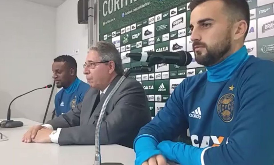 “Quem não ajuda, não dê palpite”, dispara Bacellar ao defender venda de promessa Cleber, Bacellar e Longuine durante coletiva nesta quarta. | /Reprodução