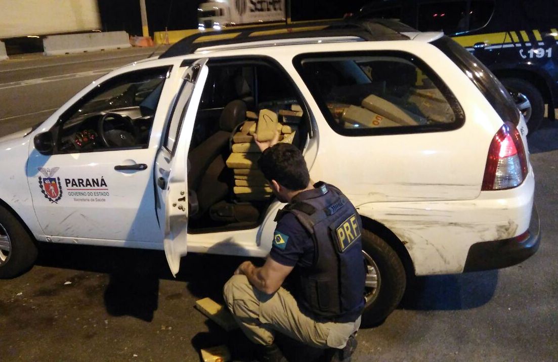Além da placa clonada, veículo que transportava maconha tinha a logo da Secretaria Estadual de Saúde do Paraná. | PRF/
