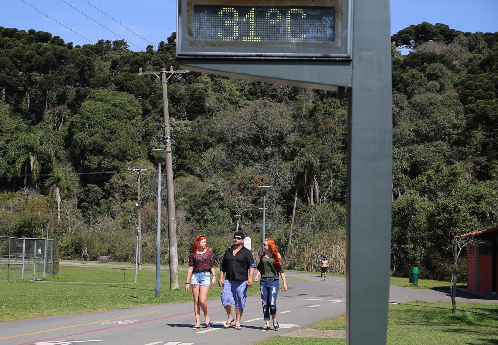 Com o calor desta quarta-feira (30), muitos curitibanos aproveitaram para ir aos parques | Giuliano Gomes/Gazeta do Povo