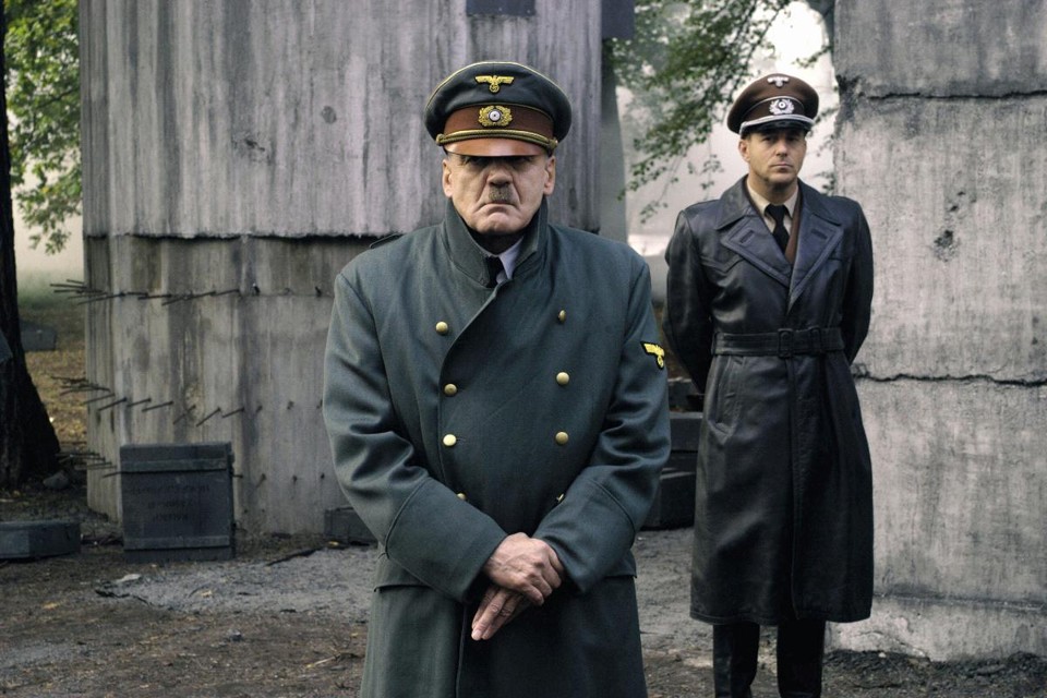 E se Hitler tivesse invadido a Grã-Bretanha? O ator suiço Bruno Ganz (E) no papel do ditador alemão Adolf Hitler e Heino Ferch como arquiteto de Hitler, Albert Speer, em uma cena do filme "A Queda". | Divulgação-