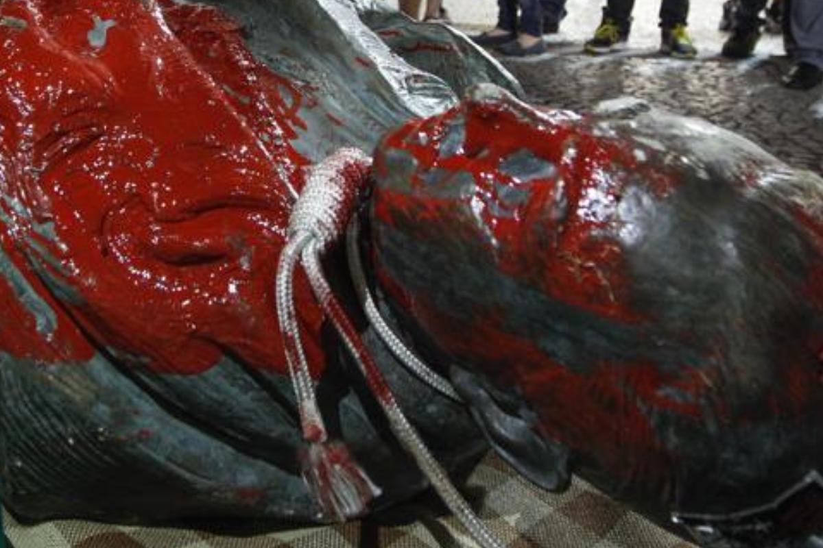 Busto do ex-reitor da Universidade Federal do Paraná (UFPR), Flávio Suplicy de Lacerda, foi derrubado por estudantes em 2014. Dirigente é visto como símbolo da ditadura militar por ter sido foi ministro da Educação no governo Castello Branco, nos anos 1960 | Daniel Castellano/Gazeta do Povo