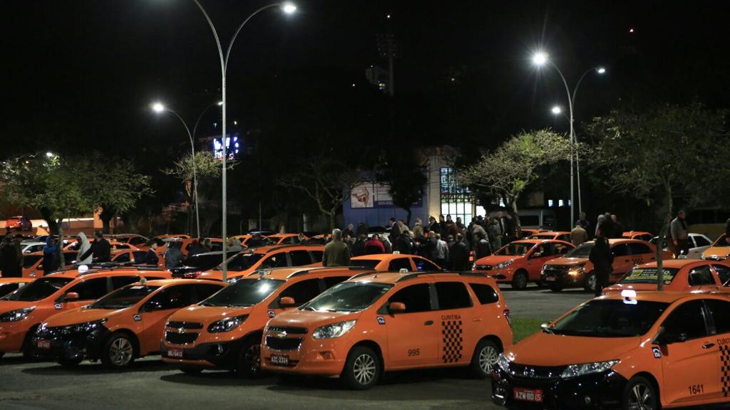 Taxistas se reuniram na noite desta segunda-feira (21) | Marcelo Andrade/Gazeta do Povo