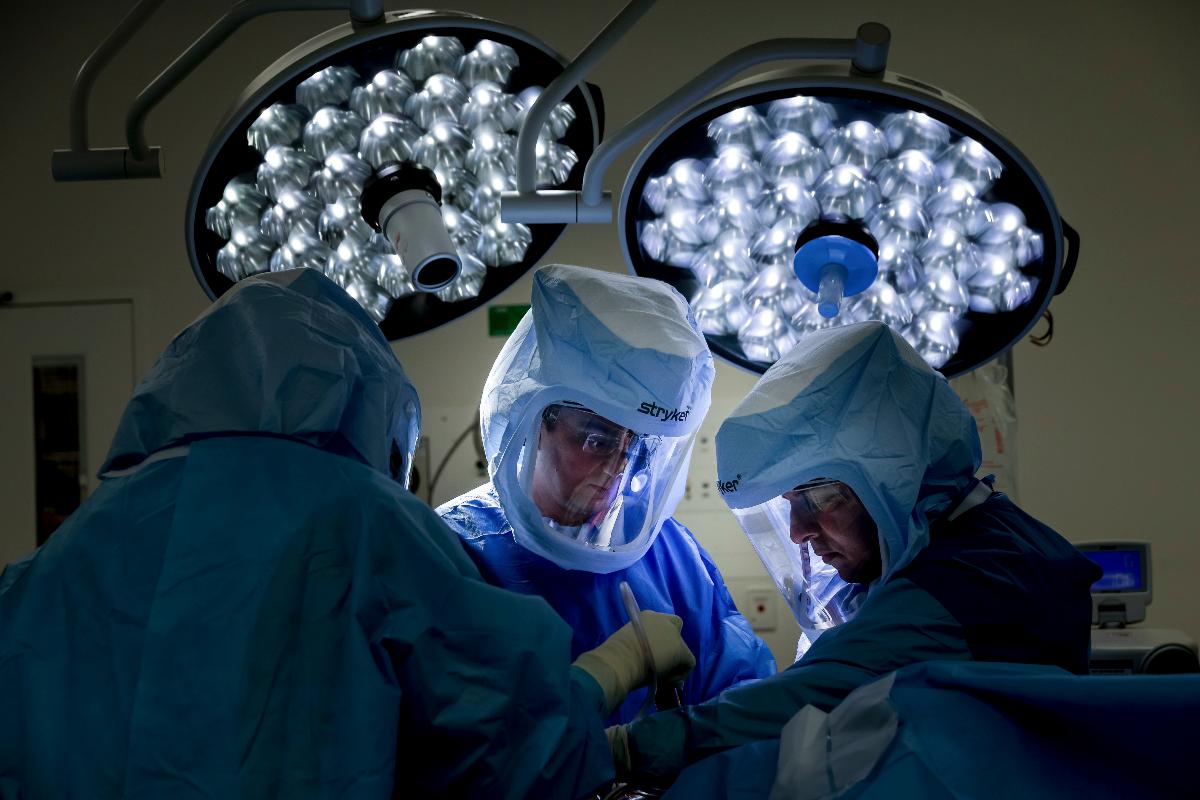 Dr. Munjed al-Muderis (centro), cirurgião ortopedista iraquiano e australiano, durante cirurgia no Northwest Private Hospital em Bella Vista, Austrália, 22 de junho de 2017. Al-Muderis fugiu de Bagdá em 1999 depois de ter sido forçado a cortar as orelhas de desertores do Exército, e agora, depois de se tornar um pioneiro da osteointegração, um procedimento cirúrgico que permite criar próteses avançadas para amputados, o primeiro-ministro do Iraque pediu que ele voltasse para ajudar soldados feridos. | Brook Mitchell/The New York Times