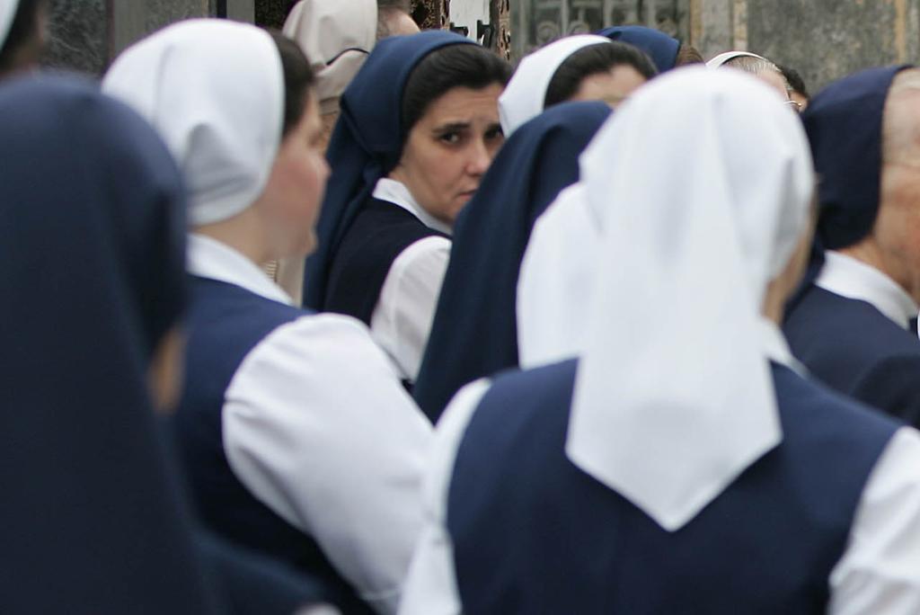 Freiras rezam no Cemitério Municipal de Curitiba | Jonathan Campos/Gazeta do Povo