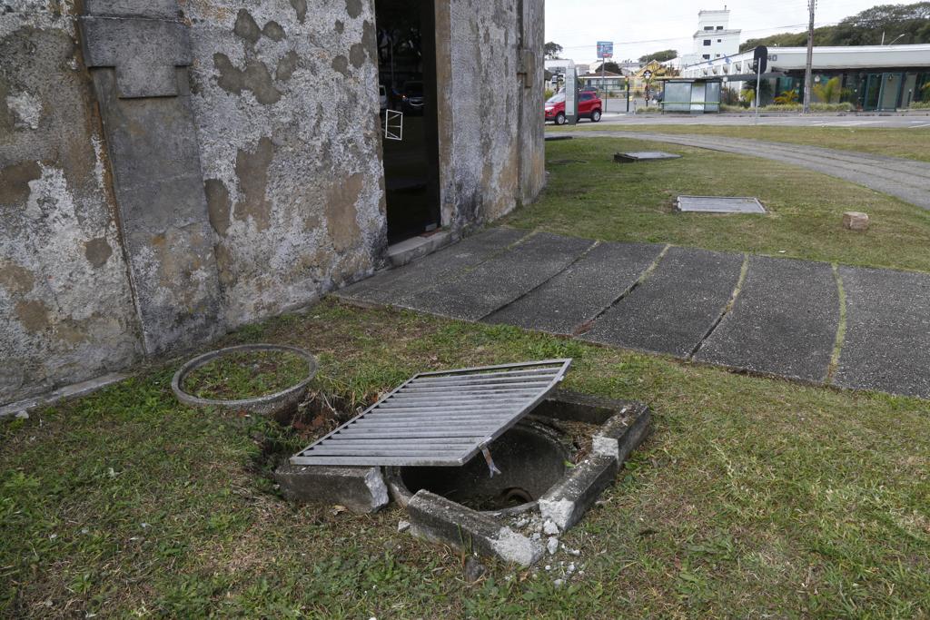 Refletores usados no entorno do Teatro Paiol foram arrancados por criminosos | Aniele Nascimento/Gazeta do Povo