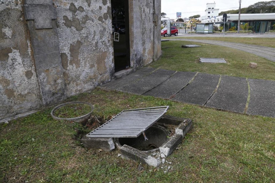 Refletores usados no entorno do Teatro Paiol foram arrancados por criminosos | Aniele Nascimento/Gazeta do Povo