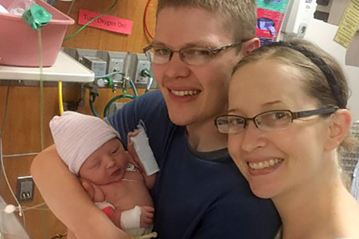 Greg Smith, anestesista pediátrico e Andrea Smith, médica geriátrica, posam para foto ao lado da filha Adrielle Smith, que nasceu às 01h59 do dia 29 de agosto. | Arquivo pessoal de Gregory Smith