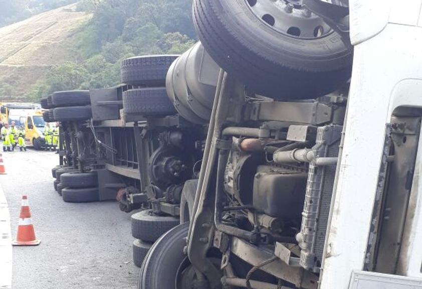 Carreta transportava óleo para motor. | PRF/