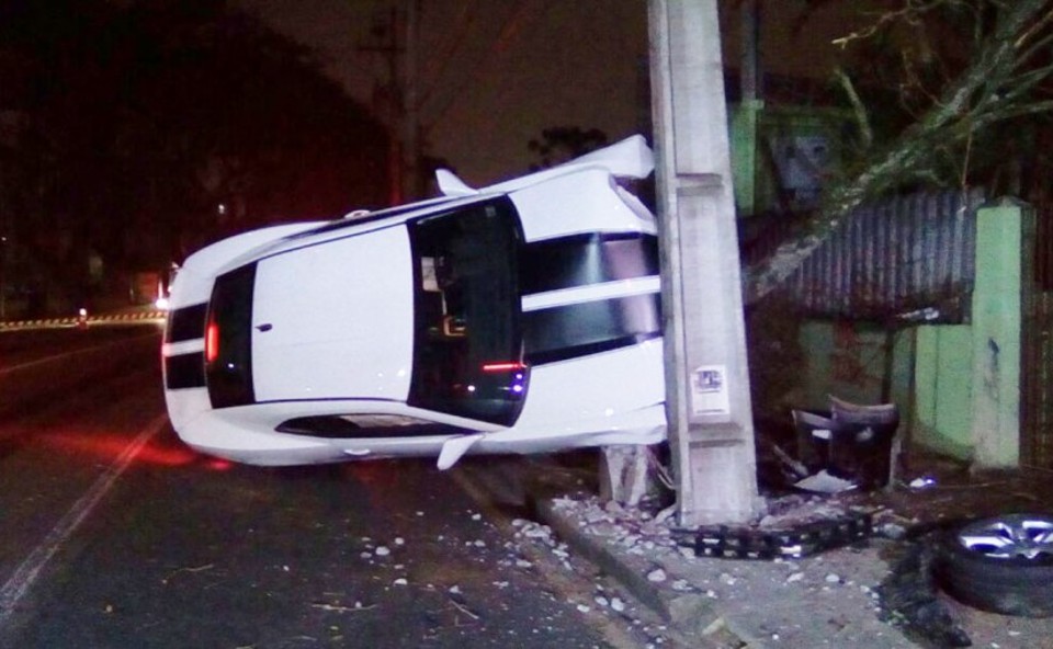 Motorista abandona Camaro de R$ 300 mil após colisão em poste no bairro Portão Camaro ficou atravessado na pista após colisão: suspeita de racha. | Cristiano Vaz/