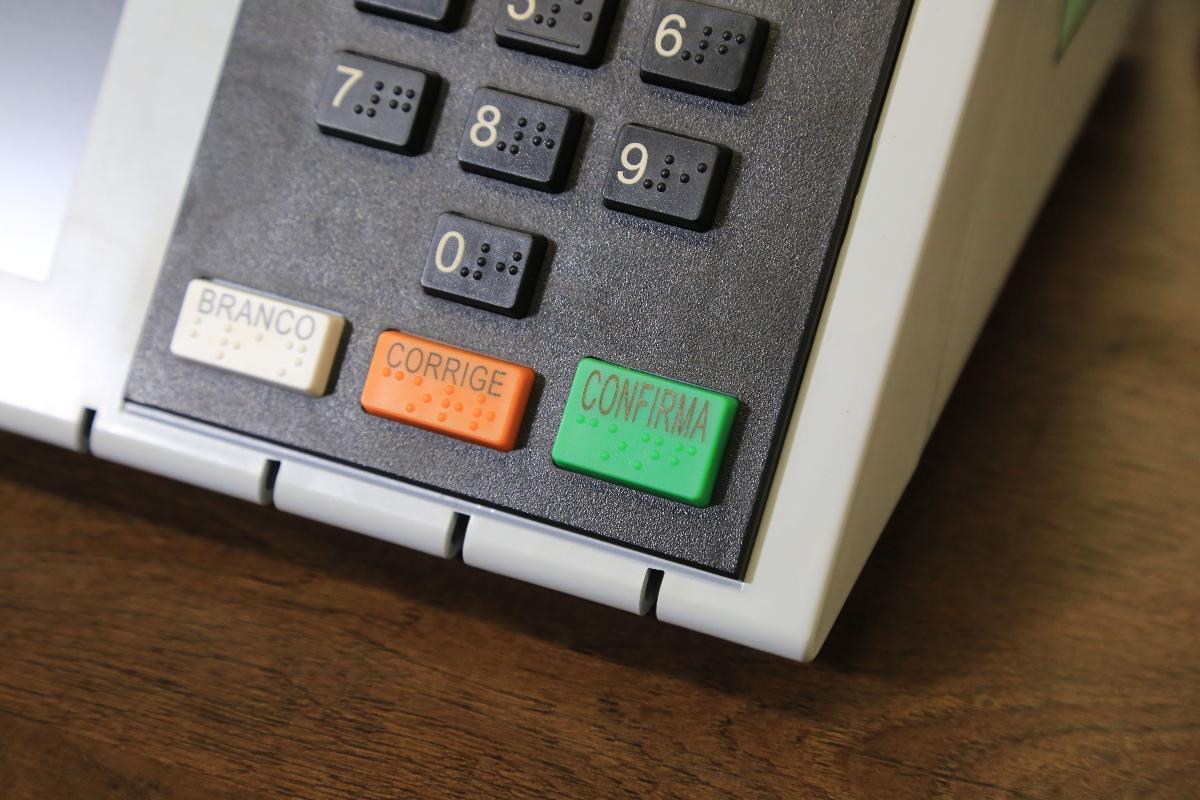 Urnas brasileiras são do tipo DRE (Direct Recoring Electronic), que mantêm só o registro digital dos votos | Ivonaldo Alexandre/
Gazeta do Povo