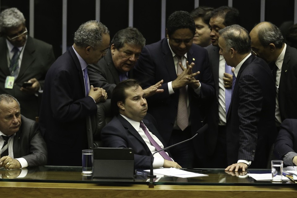 Após pressão popular, deputados rejeitam fundo eleitoral de R$ 3,6 bilhões para 2018 Após a rejeição ao fundo de R$ 3,6 bilhões, o presidente da Câmara, Rodrigo Maia (DEM-RJ), encerrou a sessão e adiou pela terceira vez a discussão sobre os principais pontos do texto: o distritão e o fundo público eleitoral. | Fabio Rodrigues Pozzebom/Agência Brasil