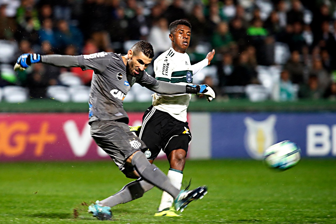 Vanderlei salvou o Santos na única boa jogada do Coxa. | /Albari Rosa/Gazeta do Povo