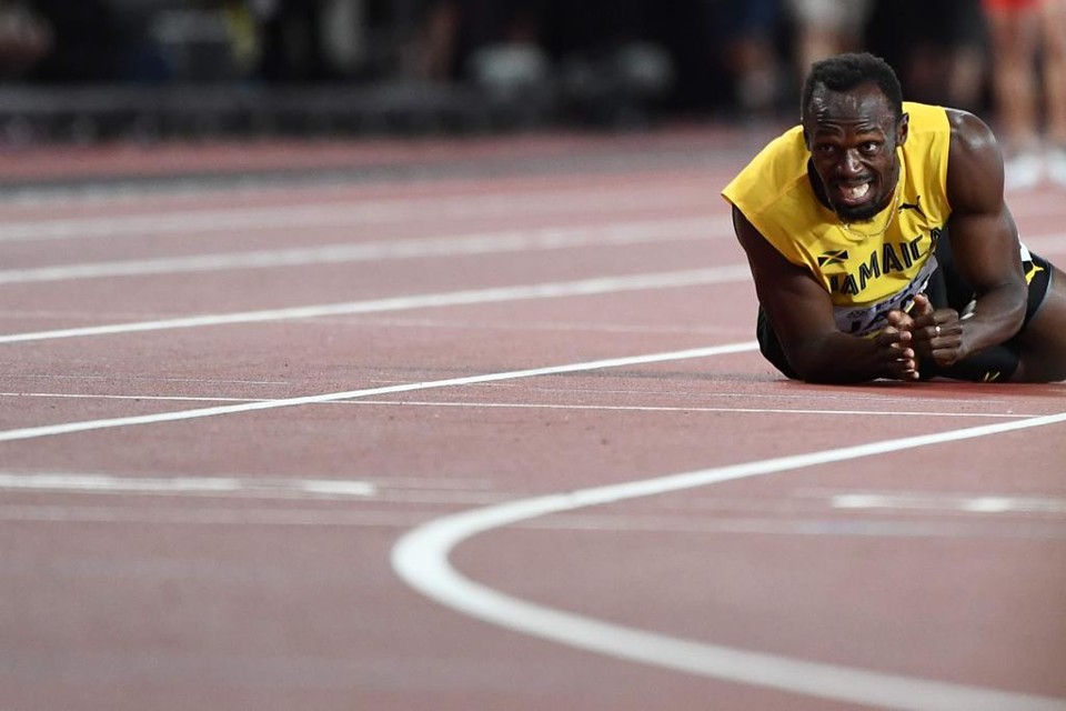 Bolt sentiu uma lesão e não terminou a última prova da carreira | JEWEL SAMAD/AFP