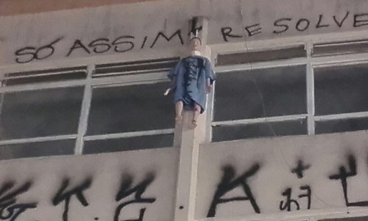 Boneco foi pendurado com o nome do prefeito pichado | Divulgação/