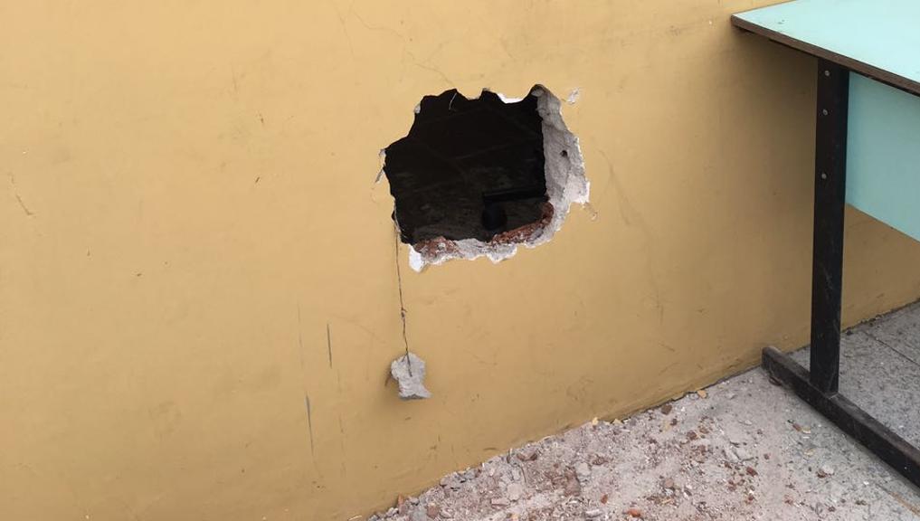 Para entrar em depósito, criminosos abriram um buraco com uma mareta. Segundo a Guarda Municipal, som foi abafado pela passagem do trem | Reprodução/Facebook
