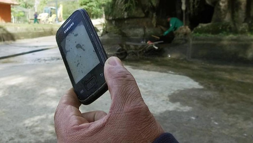 O celular foi apenas um dos objetos encontrados pela equipe de limpeza | Divulgação
/SMCS