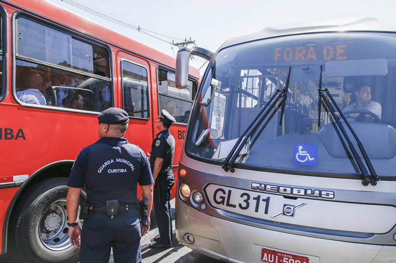 Adolescentes foram identificados por agentes da Urbs e abordados pela Guarda Municipal | Divulgação/SMCS