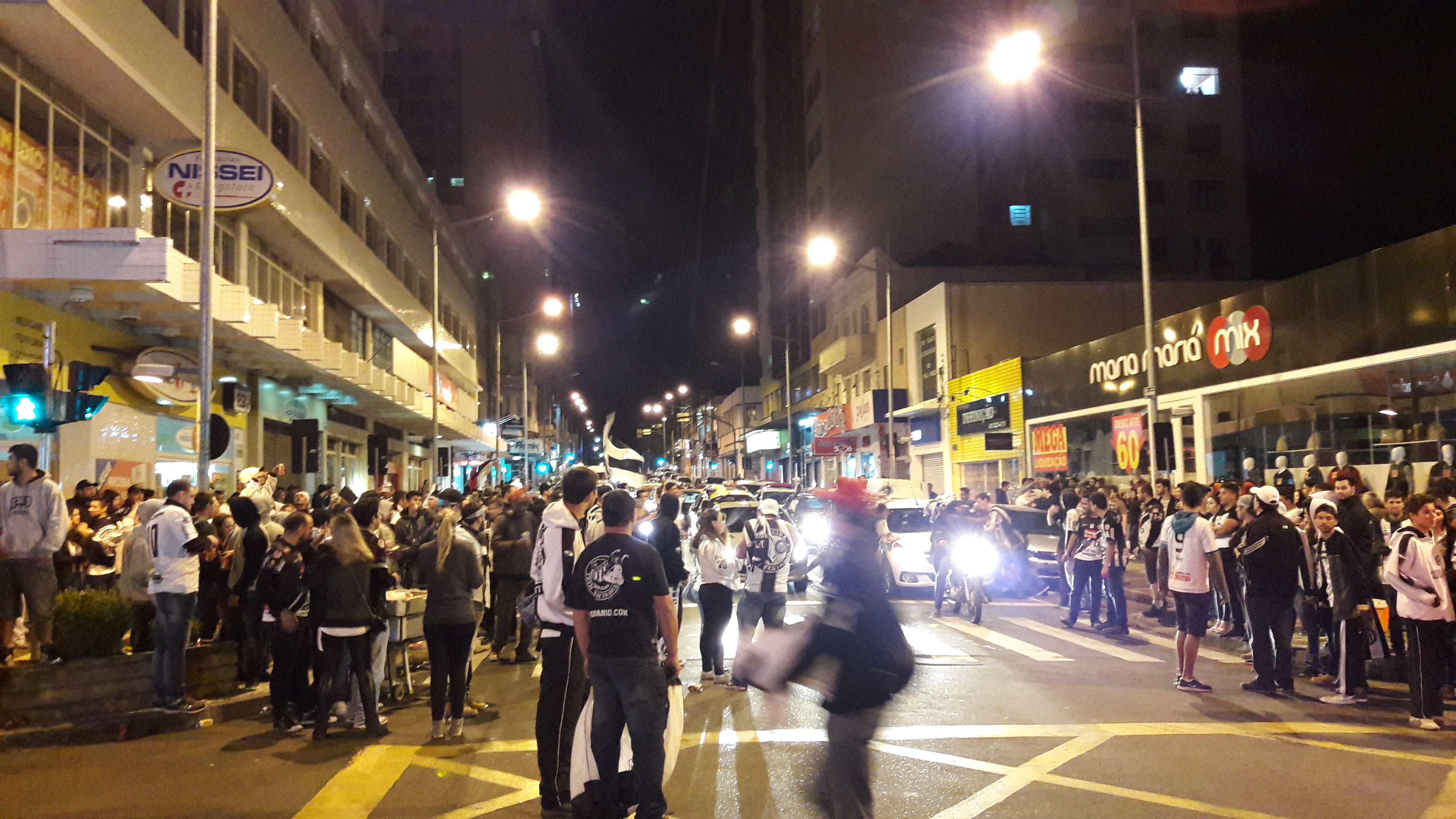 Torcida do Operário faz a festa na principal rua de Ponta Grossa | /Daniel Zanella