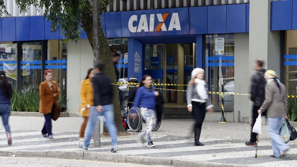 Aposentados da Caixa protestam contra rombo na Funcef e desconto nos benefícios | Átila Alberti/Tribuna do Parana