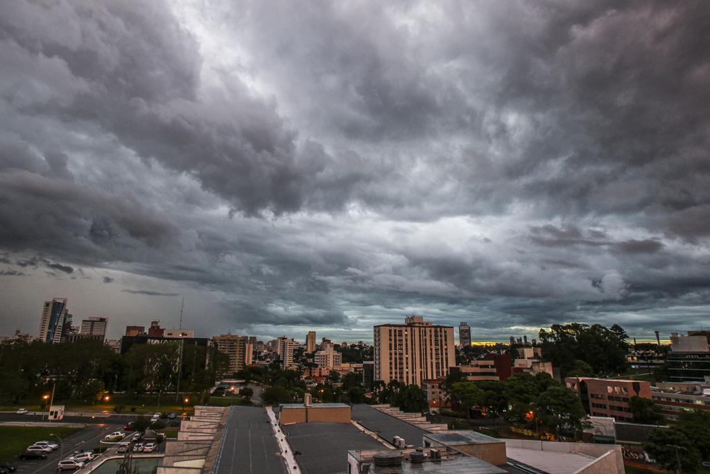Mudança brusca: frente fria quebra sequência de dias secos no Paraná. | Daniel Castellano/Gazeta do Povo/Arquivo