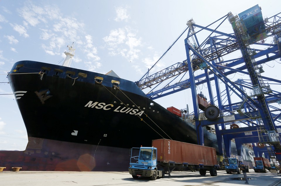 Litoral paranaense abaixo de zero Navio atracado no TCP, e m Paranaguá | Hugo Harada/Gazeta do Povo