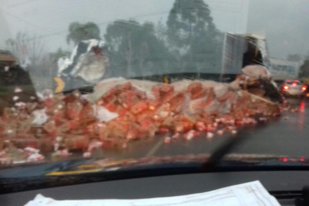 Acidente envolvendo carretas ocorreu no quilômetro 242 da BR-476, na Lapa | PRF/ Divulgação