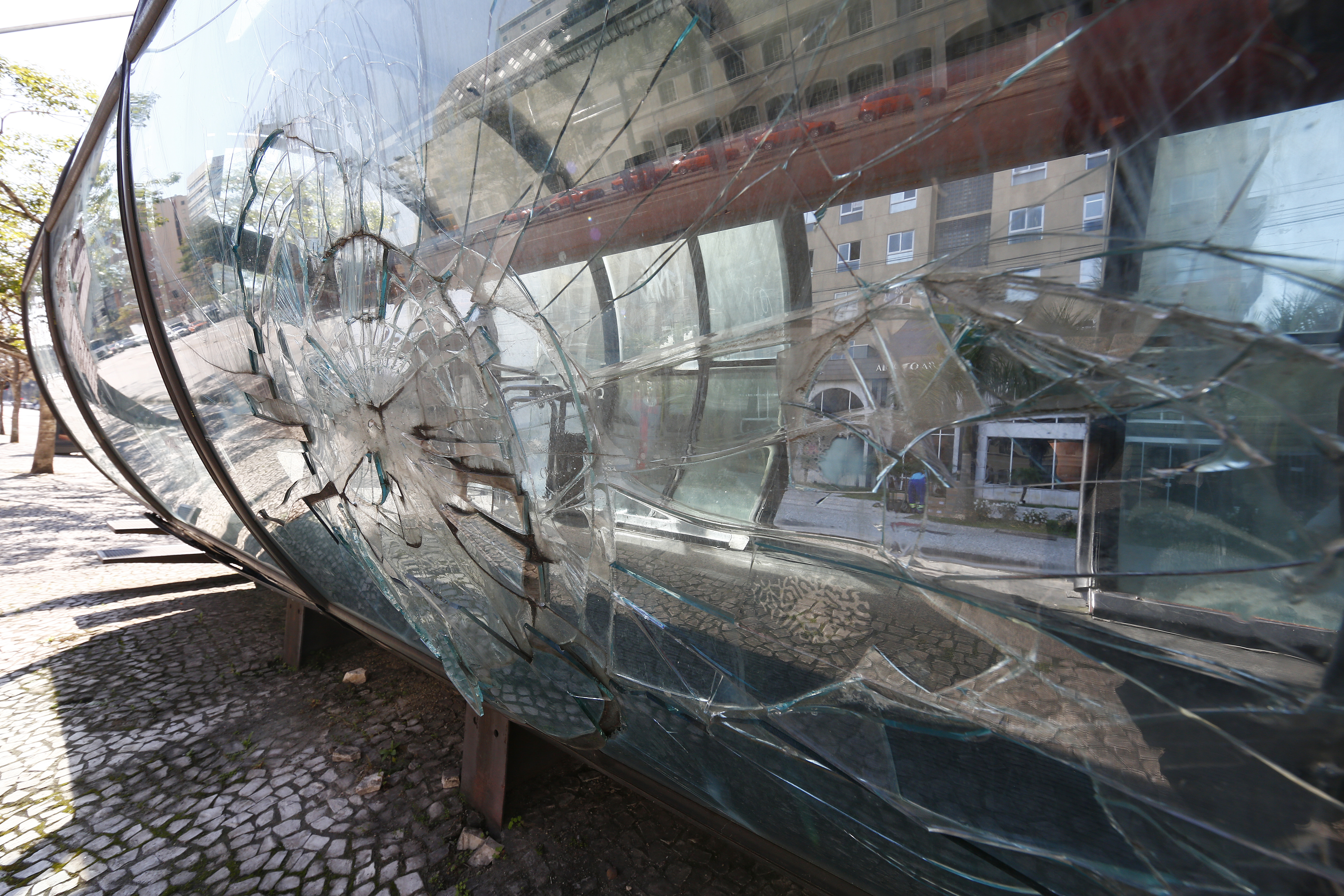 Vidro quebrado é só um dos problemas da estação-tubo 19 de Dezembro. | Aniele Nascimento/Gazeta do Povo