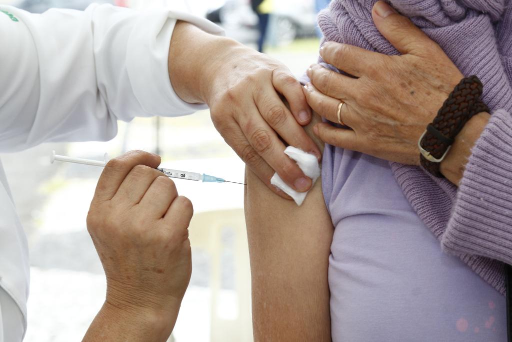 Mulher de 62 morreu no último sábado após contrair infecção durante vacinação em um posto de saúde de Curitiba em abril. | Aniele Nascimento/Gazeta do Povo