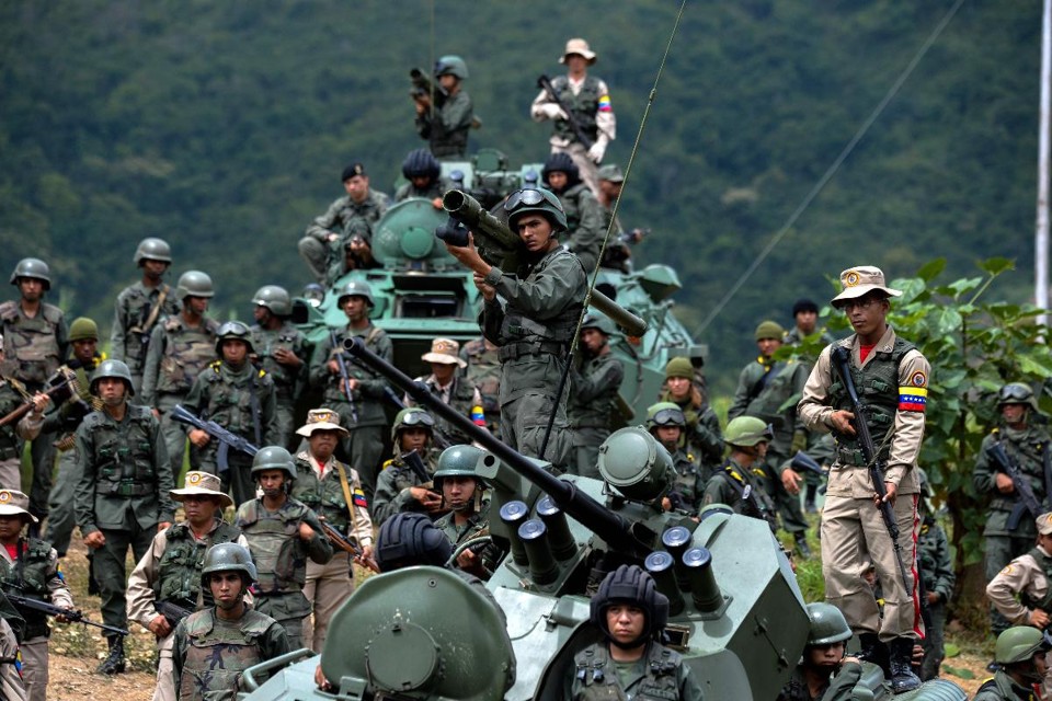 Tropas venezuelanas participam de coletiva de imprensa concedidade pelo ministro da Defesa, Vladimir Padrino Lopez, em Fort Tiuna, em Caracas, em 14 de agosto de 2017 | FEDERICO PARRA/
AFP