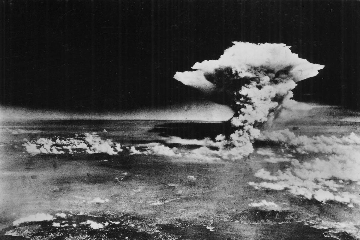 Nuvem atômica invade acima da cidade de Hiroshima após a explosão da primeira bomba atômica a ser usada na 2ª Guerra Mundial, nesta foto de folheto feita pelo Exército dos EUA em 6 de agosto de 1945 e distribuída pelo Museu do Memorial da Paz de Hiroshima. | HANDOUT/REUTERS