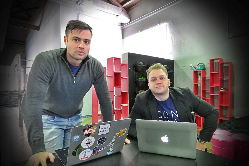 Os parceiros Bruno Doneda e Henrique Flores estão a frente da Contraktor. A startup pretende aumentar seu faturamento em dez vezes até dezembro deste ano. | Divulgação