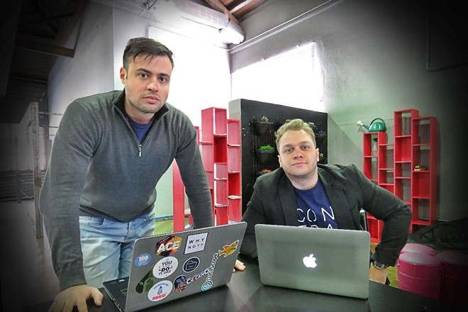 Os parceiros Bruno Doneda e Henrique Flores estão a frente da Contraktor. A startup pretende aumentar seu faturamento em dez vezes até dezembro deste ano. | Divulgação