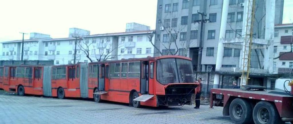 Um dos 33 biarticulados que começaram a operar em 1992 é levado para o desmanche. | /
