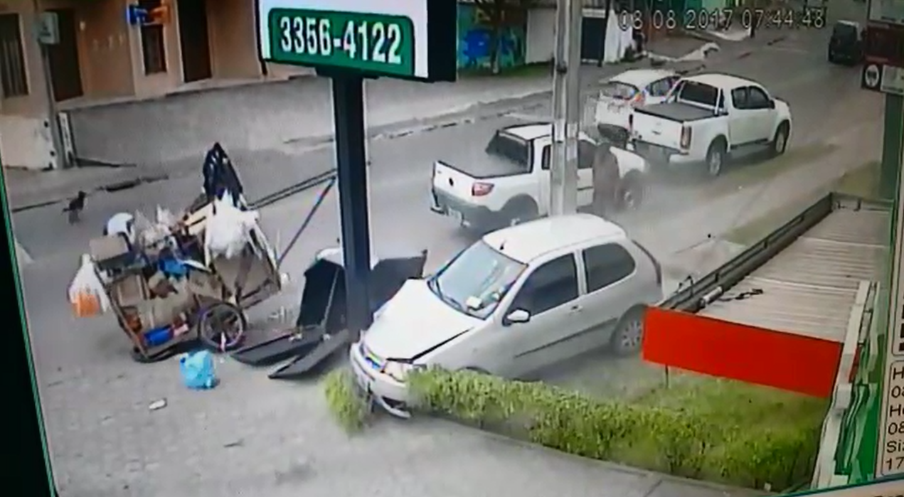 Acidente em cenas impressionantes e pessoas escapando por pouco de um atropelamento | Reprodução/Rede News 24h