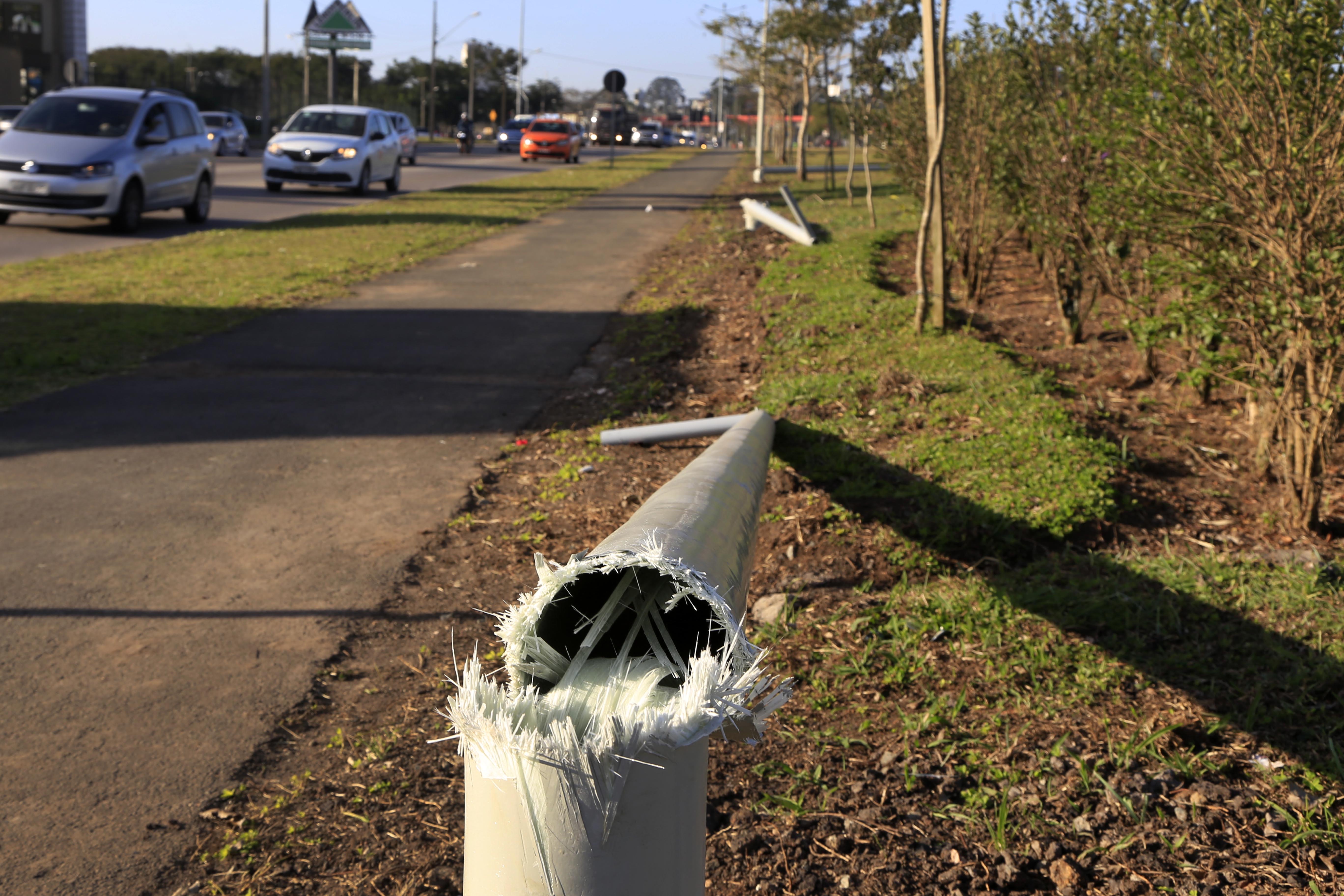 Postes recém-instalados foram derrubados por ladrões na ciclovia no Parolim. | Valdecir Galor/SMS