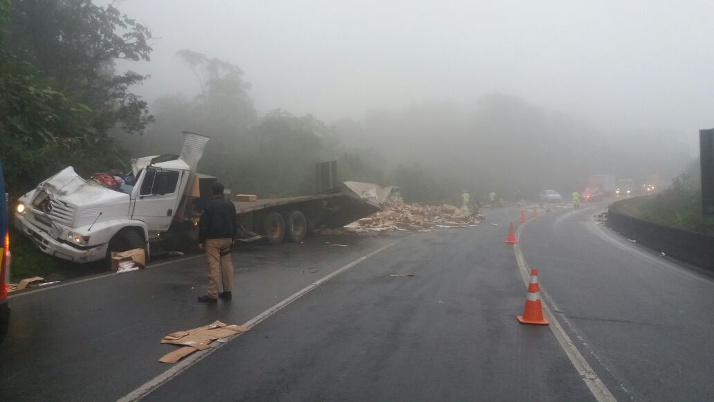 Carga de dinamite ficou espalhada na pista em Guaratuba. | PRF/