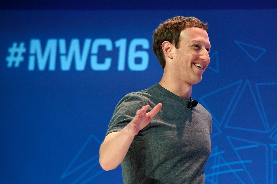 Zuckerberg usa uma espécie de “uniforme”: jeans, tênis e uma camiseta cinza para trabalhar. Mas isso não é apenas uma decisão pessoal. Ao adotar um uniforme confortável, o CEO ajuda a evitar a fadiga das decisões. | LLUIS GENEAFP