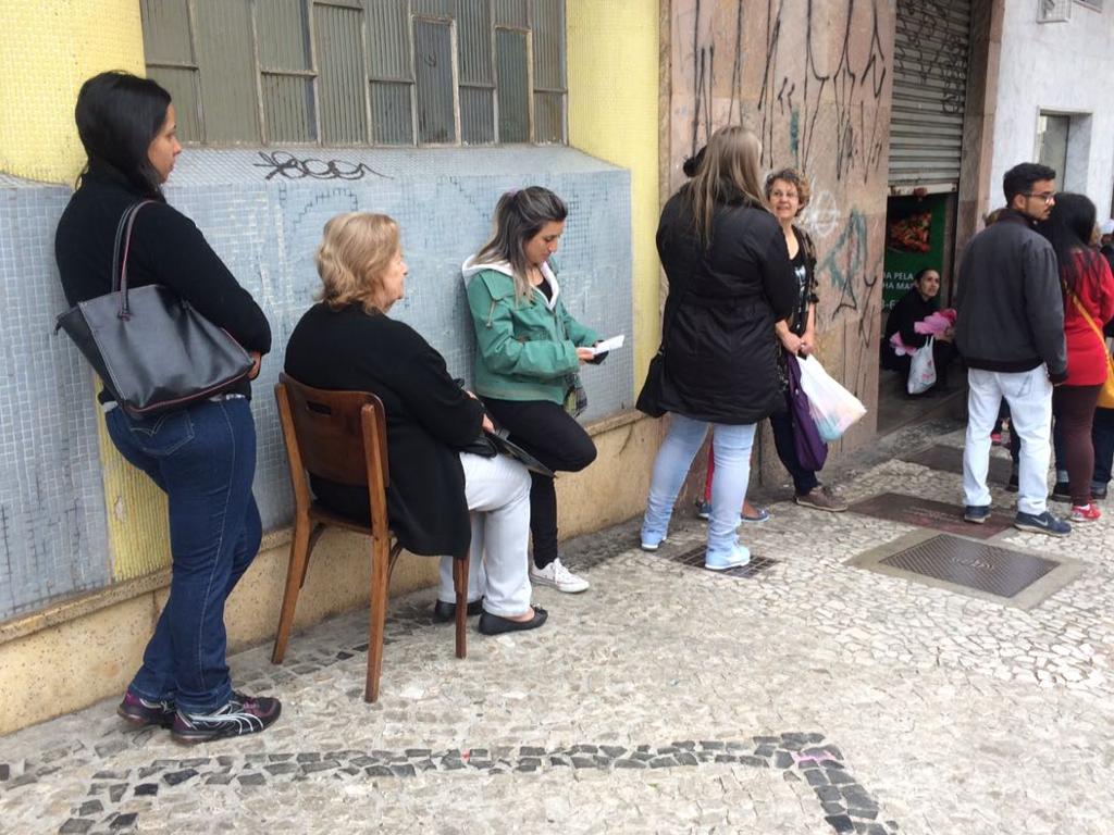 Fila para atendimento na Defensoria tem tempo de espera de cerca de três horas. | Cecília Tümler/Gazeta do Povo