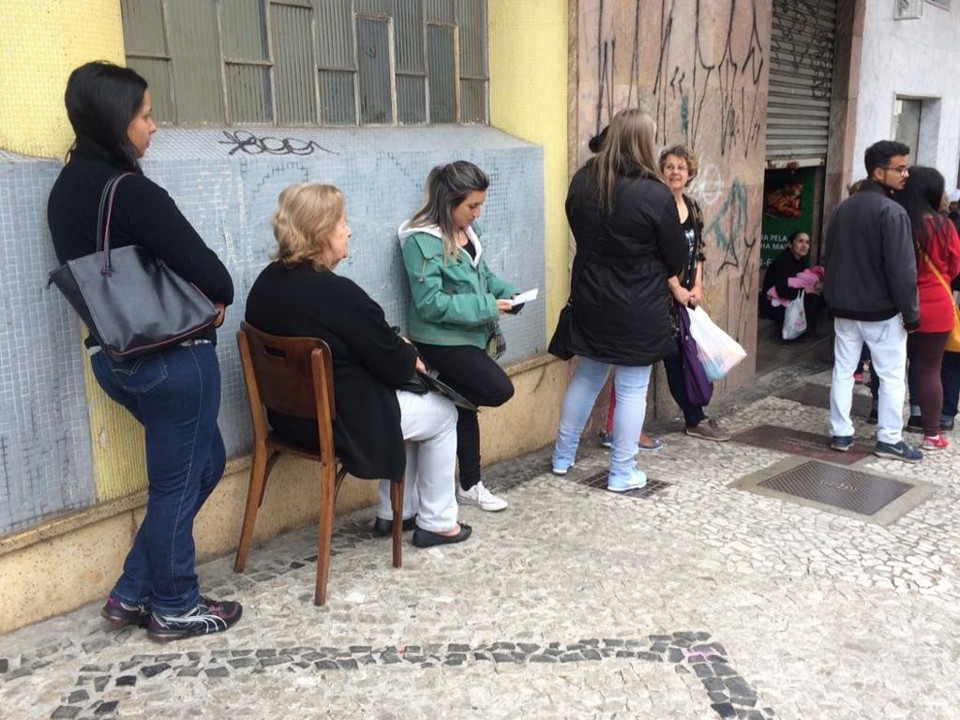 Fila para atendimento na Defensoria tem tempo de espera de cerca de três horas. | Cecília Tümler/Gazeta do Povo