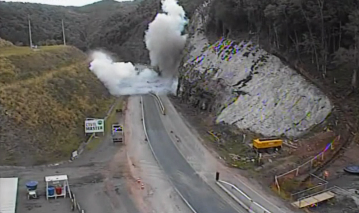 Empresa detonou 50 kg de dinamite e precisou interditar rodovia | Divulgação/Autopista Planalto Sul