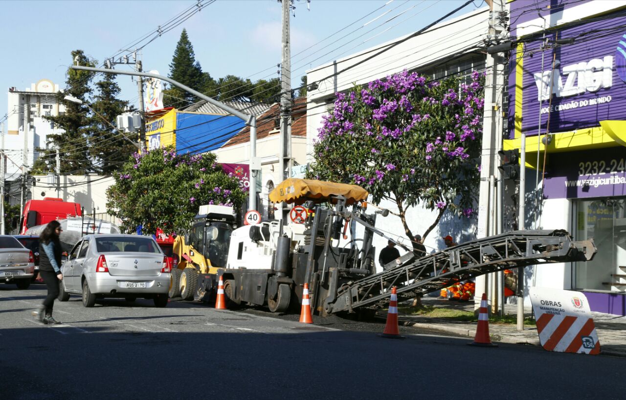 Enquanto a nova máquina não chega, funcionários seguem esperando na obra parada | Aniele Nascimento/Gazeta do Povo