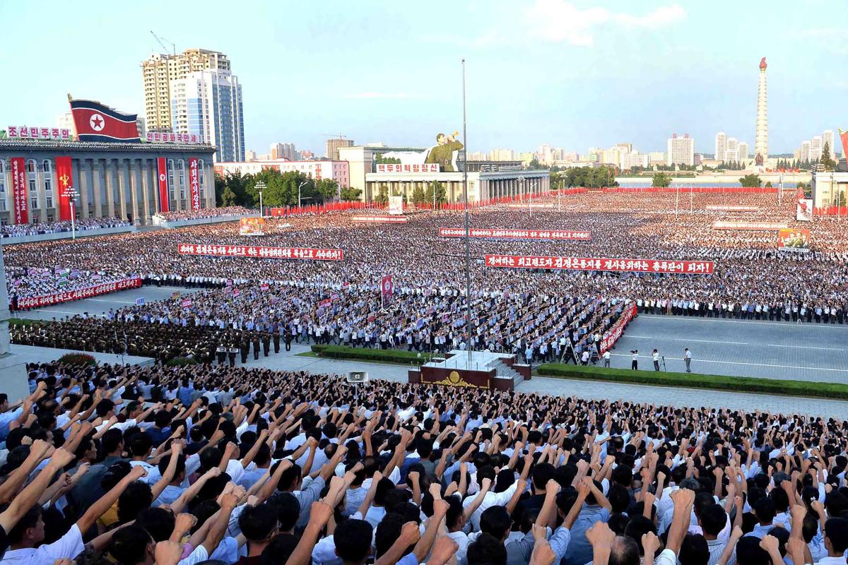 Apoiadores de Kim Jon-un fazem manifestação contra os Estados Unidos em Pyongyang | STR/
AFP