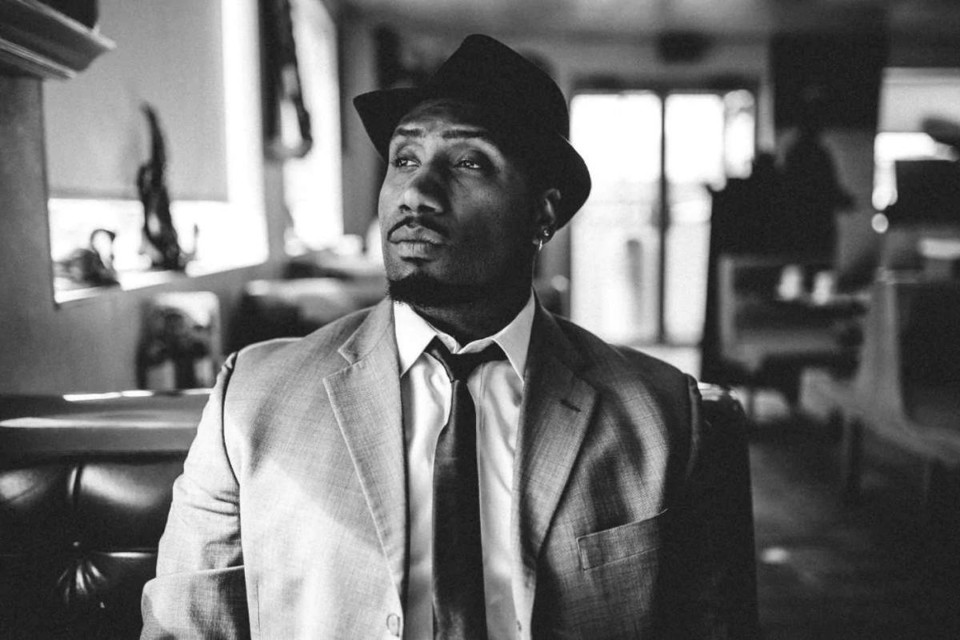 Theo Wilson, um poeta e ator de 36 anos nascido em Denver, no estado do Colorado, decidiu se disfarçar e entrar no mundo dos supremacistas. Em 2015, ele começou criando um perfil falso chamado “Lucious25” | Theo Wilson/Washington Post