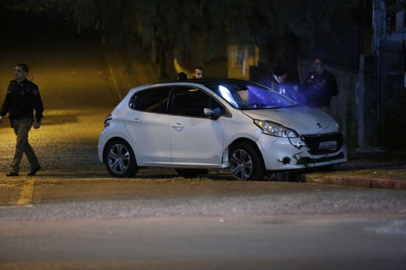 PM iniciou perseguição após verificar que o Peugeot era roubado. | Lineu Filho/Tribuna do Paraná