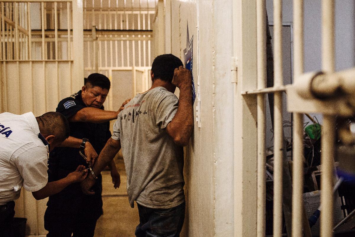 Policiais prendem homem acusado de atirar em dois oficiais, em Tecoman, México, 18 de julho de 2017. | RODRIGO CRUZ/NYT