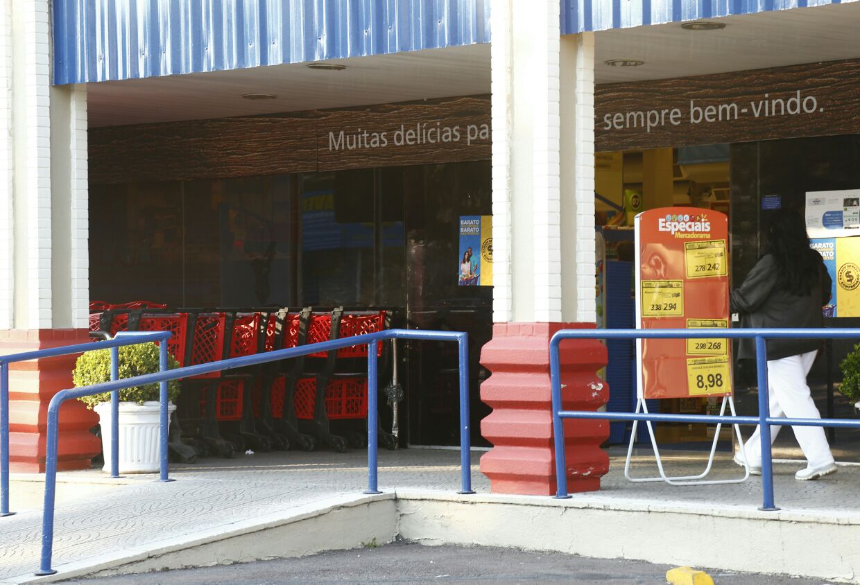 Clientes chegaram a ser abordados por ladrões no supuermercado no Juvevê. | /