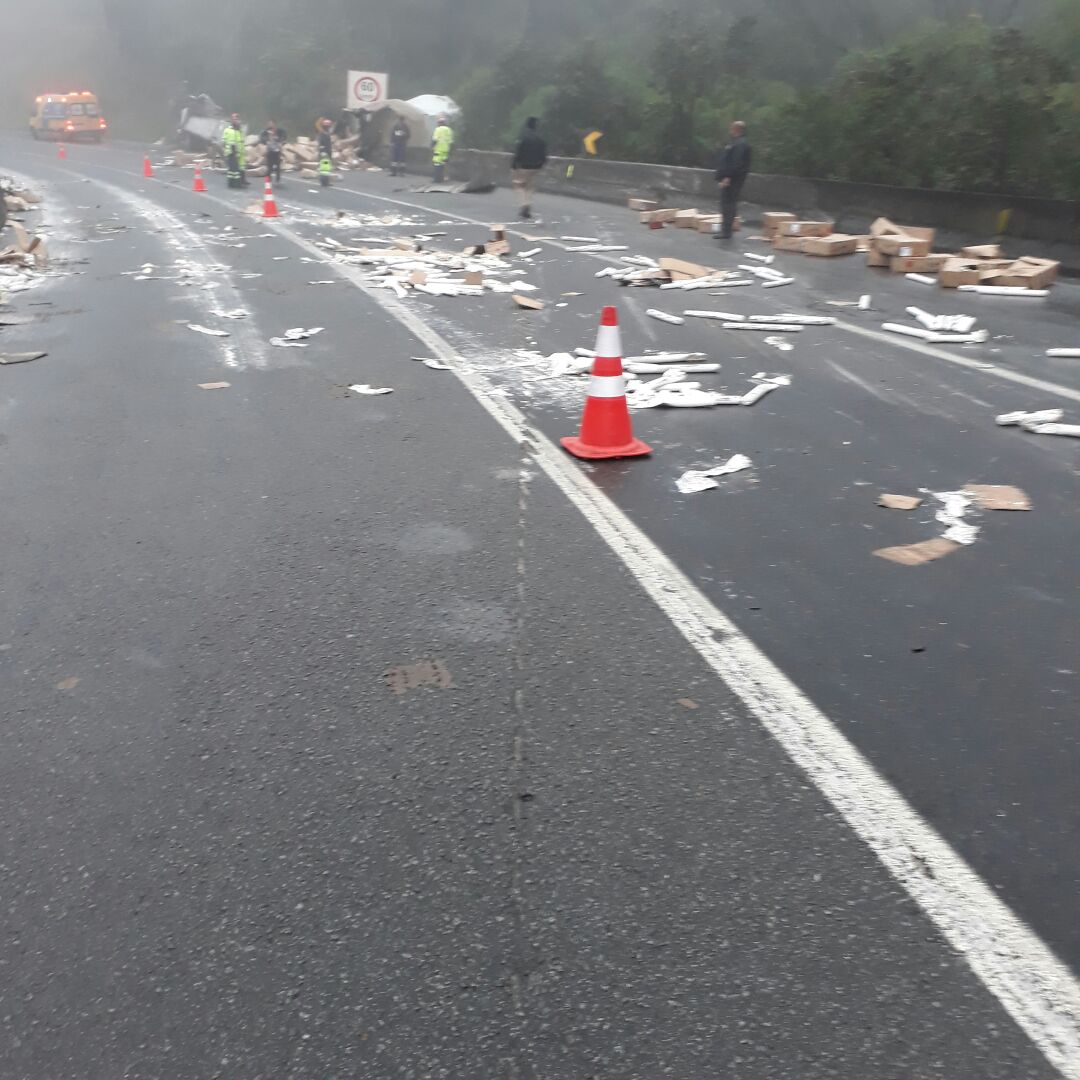 Carga de dinamite espalhada na BR-376: Exército foi acionado para tirar o explosivo. | PRF/