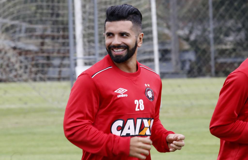 Meia Guilherme, do Atlético, é uma das esperança do Atlético contra o Bahia. | Pedro Serapio/Gazeta do Povo