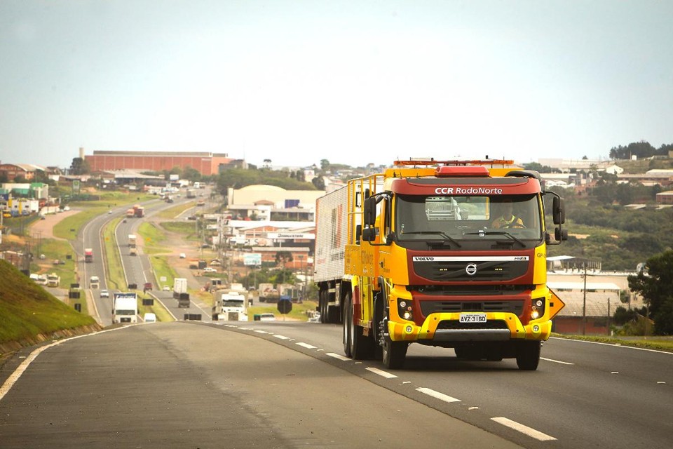 Guincho pesado em operação: atividades profissionais realizadas em rodovias se diversificaram nas últimas décadas. | Rodrigo CzekalskiDivulgação