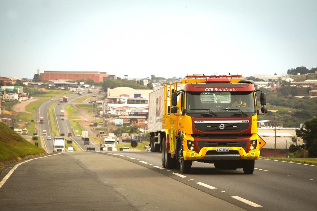 Guincho pesado em operação: atividades profissionais realizadas em rodovias se diversificaram nas últimas décadas.